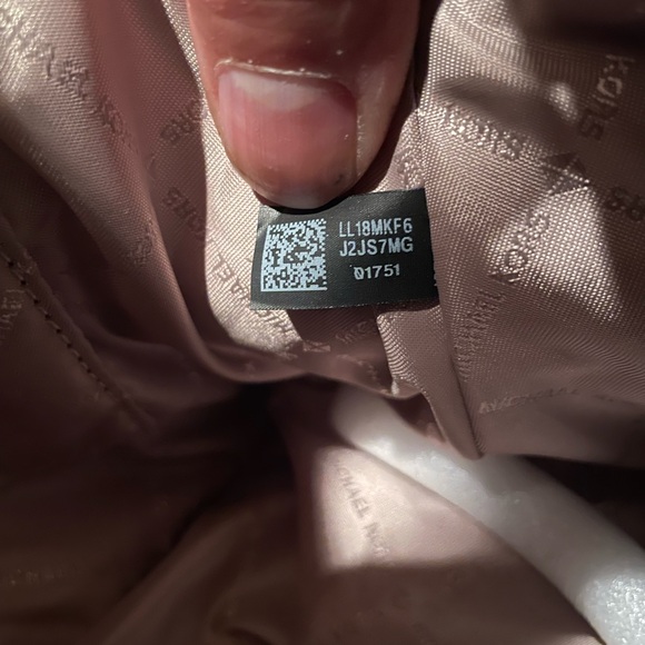 MICHAEL KORS EMMY DOME LARGE SATCHEL LEATHER SHOULDER BAG - Authentic tags shown - Picture 8 of 9